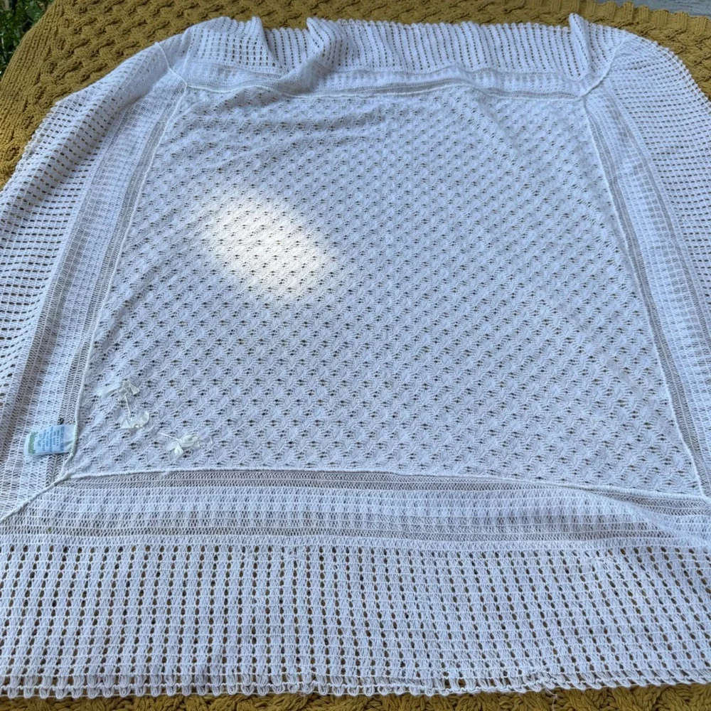 Vintage Aristocraft White Knit Baby Blanket Rosette Trim USA Made 39x39